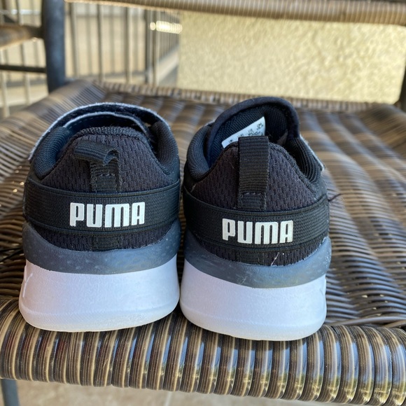 Puma Black & White Kids Size 9C StrapOn Shoes - Picture 5 of 5